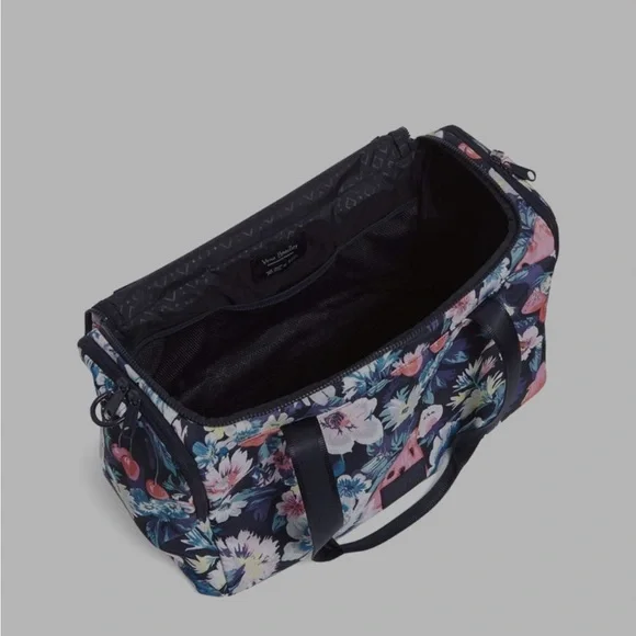 NWT Vera Bradley Small Gym Bag in Reactive in Garden Picnic - Picture 3 of 8
